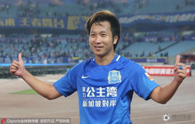 温丝莱特留名星光大道 生子后显丰腴蹲地秀美沟 2014-03-18 当地时间3月17日，美国洛杉矶，凯特·温丝莱特留名好莱坞星光大道。