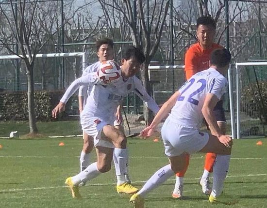 而这次，从“一种关注”单元升至主竞赛单元的《狂野时代》则显露出毕赣更为恢弘的野心。