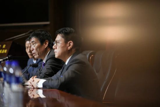（三）再版发布引发行业高度关注中国电影科学技术研究所（中央宣传部电影技术质量检测所）总工程师刘达在发布现场，重点阐释本书在帮助产业链上下游统一规范制作技术与工艺流程、明确职责分工、释放整体效能的意义，强调其作为行业内唯一数字制作工作规范参考书籍，对推动中国电影数字制作迈向规范、高效、优质的新台阶，支撑和服务社会主义电影强国建设起到的关键作用。