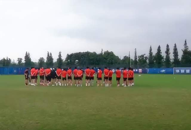 我们或许会吐槽剧情“越来越柯学”，吐槽推理变少、爆炸变多，但当片头那段熟悉的音乐响起，当柯南说出“真相只有一个”时，所有的情感记忆都会被唤醒。