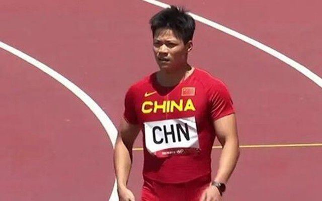 但在续集中，伴随纸媒衰落，米兰达主宰的时尚帝国陷入生存危机。