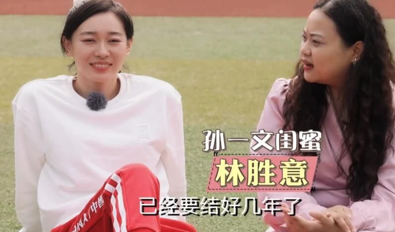 近日该片曝光了一张正式版海报，月黑风高之夜，一位由红外热感勾勒而出的铁血战士进入眼帘 《刀锋战士》遥遥无期！