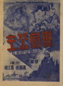 从帕丁森在片场的打扮来看，他此次在片中的造型非常简单，黑西装白衬衣，头发也比之前剪短了不少。